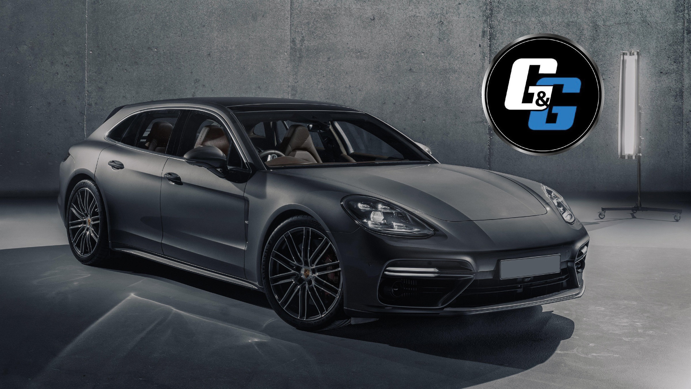 Porsche gris con el logo de GyG Automotriz