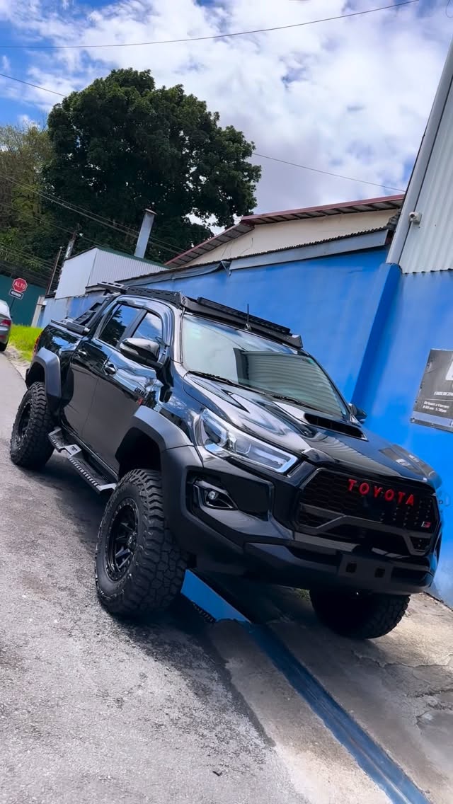 Toyota Hilux: cambio de color y conversión de frente en GyG Automotriz